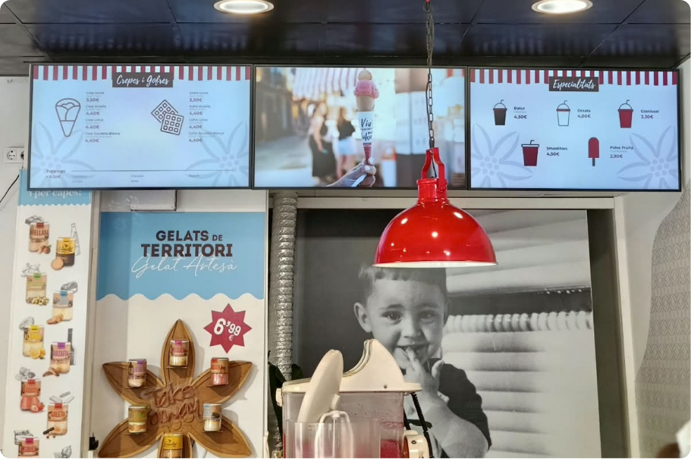Exemple de cartelleria i productes dins d'un establiment comercial